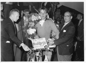 F20 1960 Winnaar Vriezekolk uit Tonden ontvangt een fiets